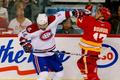 Tomáš Plekanec (Montreal) bojuje s hráčem Calgary Flames Rene Bourquem v úterním utkání NHL.