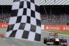 Sebastien Vettel při průjezdu cílovou rovinkou