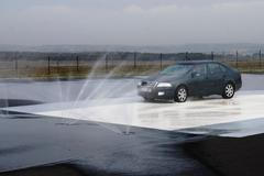 Kluzná plocha musí být mokrá