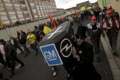 Zaměstnanci Opelu nesou rakev s logy General Motors a Opel během stávky v Ruesselsheimu