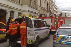 Záchranáři vyrážejí v Soukenické ulici hledat zasypaných čtveřici mužů