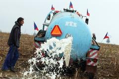 Farmáři rozlili mléko do polí