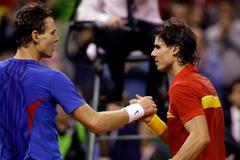 Berdych gratuluje Nadalovi k vítězství