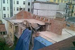 Částečně zřícený dům v pražské Soukenické ulici