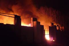 požár skládky odpadků v Černousech