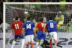 Nenad Milijas ze Srbska dává gól Francii