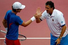 Tomáš Berdych si plácá s Jarolsavem Navrátilem