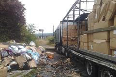 Kamion strhl v pražské Švehlově ulici trolej