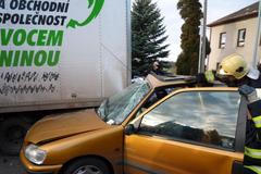 Peugeot narazil do stojícího náklaďáku