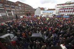 Tisíce zaměstnanců firmy Opel se účastní stávky v Ruesselsheimu