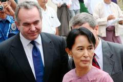 Aung Schan Su Ťij s Kurtem Campbellem