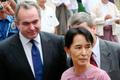 Aung Schan Su Ťij s Kurtem Campbellem