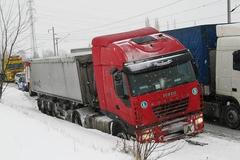 Sněhová nadílka komplikovala dopravu