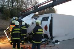 NEUŽÍVAT JAKO ILUSTRACI_D1 zablokoval převržený kamion