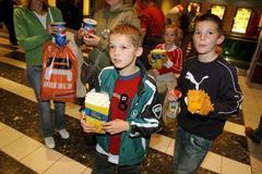 Děti přicházejí na premiéru filmu Asterix a vikingové