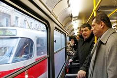 Jiří Paroubek v tramvaji