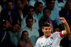 Steven Gerrard z Liverpoolu gestikuluje při utkání s Fiorentinou.