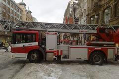 Po kalamitě přišlo oteplení. A těžký sníh padá ze střech