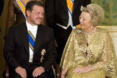 Důležitou roli při sestavování vlády bude mít také královna Beatrix (na snímku s jordánským králem Abdalláhem