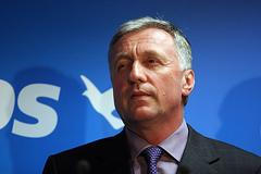 Topolánek zůstává