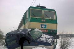 Vlak srazil u Chocně auto