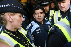 Maradona a policejní doprovod