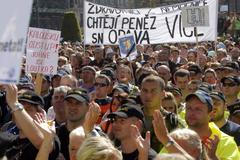 Demonstrace - policisté a zdravotníci