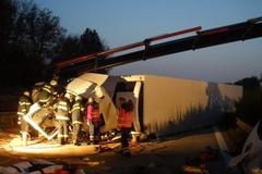 D1 zablokoval převržený kamion