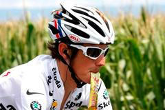 Andy Schleck se posiluje během 19. etapy Tour de France