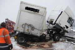 Kamion málem spadl z mostu