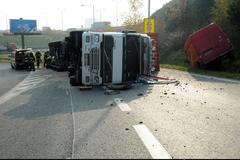 Jižní spojka je neprůjezdná. Vysypal se tam kamion