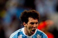 Lionel Messi se raduje z gólu Argentiny proti Španělsku.