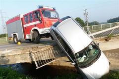 Auto prorazilo u Měnína na Brněnsku most