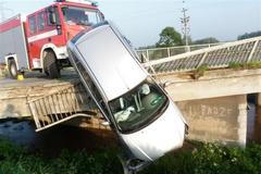 Auto prorazilo u Měnína na Brněnsku most