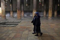 Přípravy na Štedrý den v chrámu Narození Páně v Betlémě