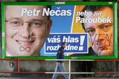 Oba ven! Billboard s Paroubkem a Nečasem