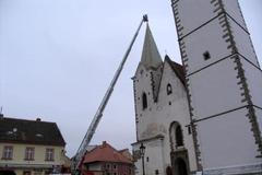 Jak se snímá z kostela kříž