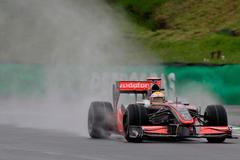 Takhle se pral s deštěm v Brazílii Lewis Hamilton