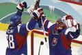 Hráči Slovenska Milan Jurčina a Jaroslav Halák se radují v utkání proti Švédsku na Zimních olympijských hrách 2010