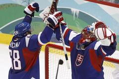 Hráči Slovenska Milan Jurčina a Jaroslav Halák se radují v utkání proti Švédsku na Zimních olympijských hrách 2010