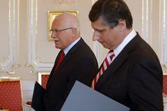 Vláda dává demisi, prezident ji příjmá