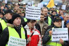 Demonstrace hasičů a policistů proti snížení platů