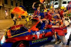Fanoušci fotbalistů FC Barcelona slaví v ulicích triumf v Champions League.