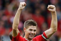 Liverpoolský kapitán Gerrard v utkání s Manchesterem United