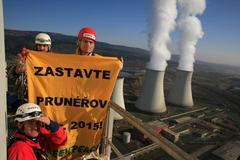 Ekologové protestují na komíně elektrárny Prunéřov