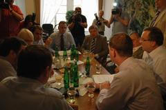 Ranní jednání o programu plánované koaliční vlády