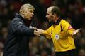 Arsene Wenger hovoří s rozhodčím