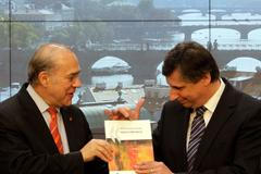 Jan Fischer přebírá od generálního tajemníka OECD Angela Gurrii nejnovější zprávu orgnaizace o České republice