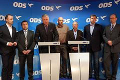 Topolánek zůstává