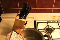 Vařečka s utěrkou a noži